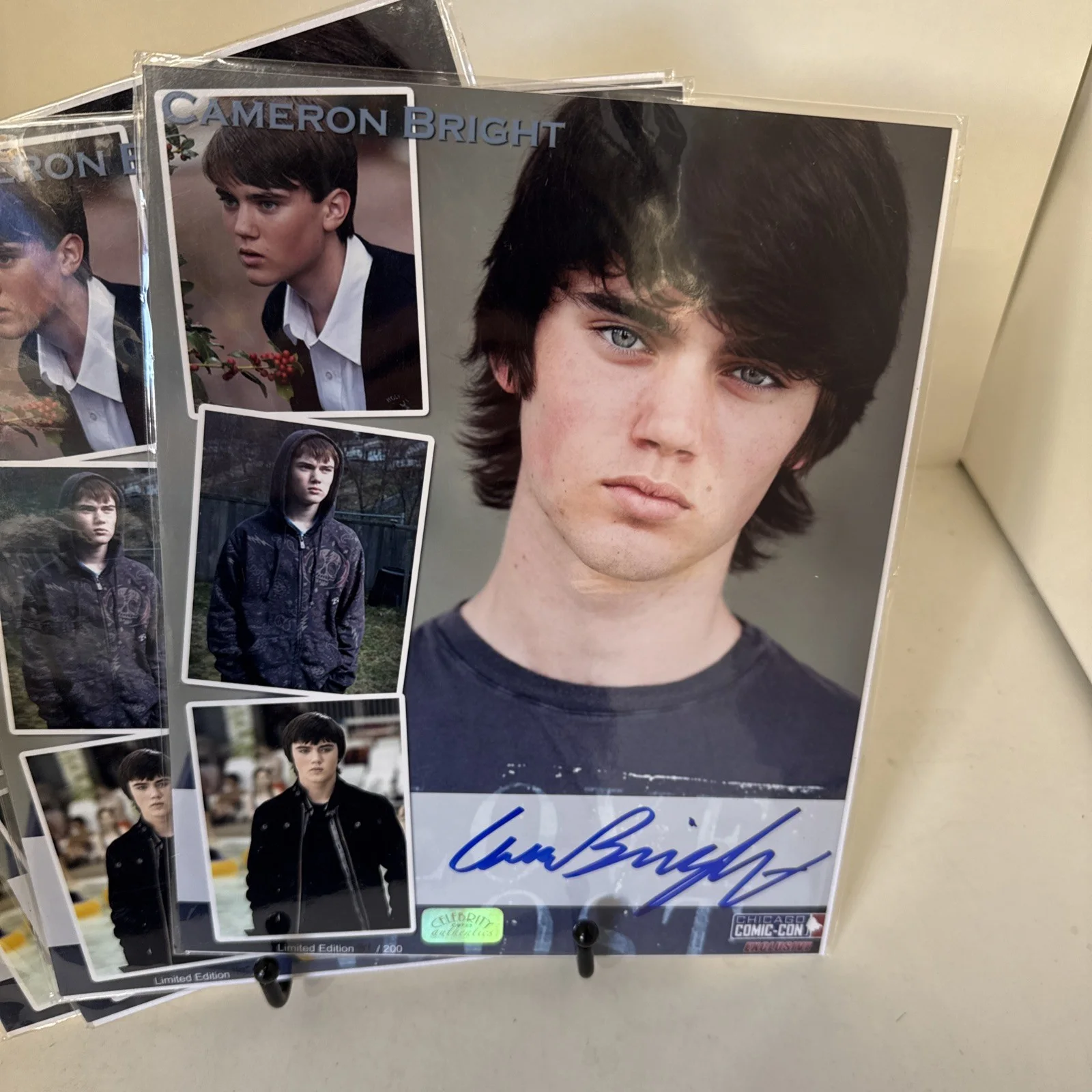 CAMERON BRIGHT — CAMERON BRIGHT Signed 8x10 Photo From Comic Con Chicago - You get 5 Of them, изображение 2