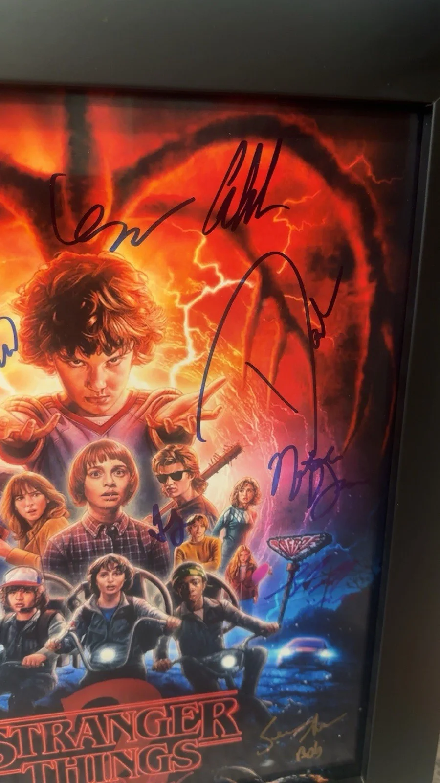 Stranger Things Cast Signed 11x14 Framed Poster 14 Autos SWAU & CA COA, изображение 4