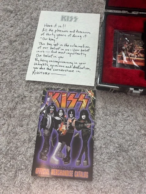 KISS Official 5CD set with Booklet, Guitar Case Shaped Box Set with Keys, изображение 2