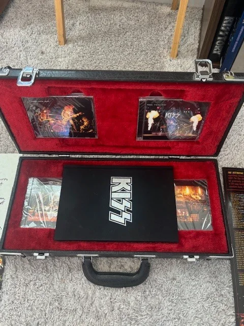 KISS Official 5CD set with Booklet, Guitar Case Shaped Box Set with Keys, изображение 4