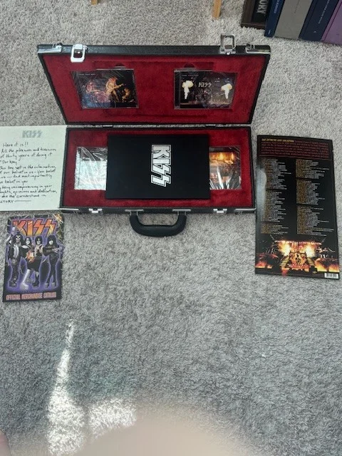 KISS Official 5CD set with Booklet, Guitar Case Shaped Box Set with Keys, изображение 5