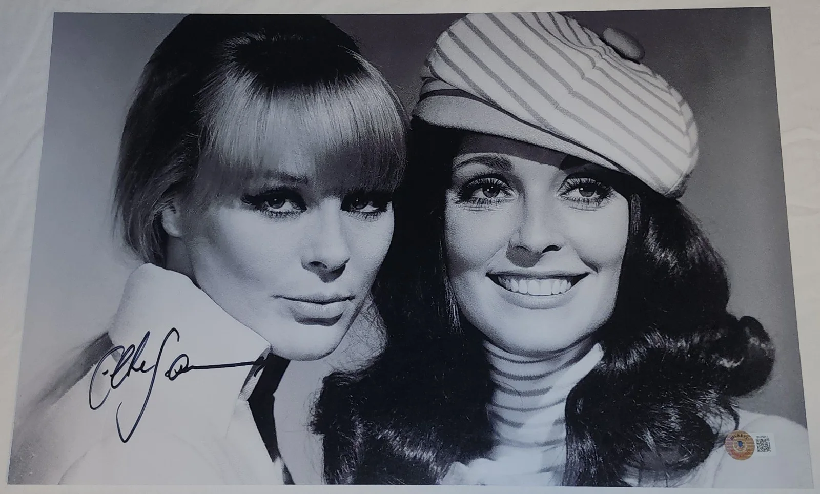 Elke Sommer — ELKE SOMMER SIGNED 11X17 PHOTO W/ SHARON TATE THE WRECKING CREW DEAN MARTIN BAS