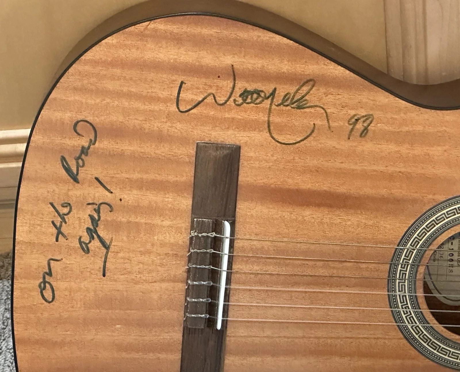 WILLIE NELSON Signed Epiphone Acoustic Guitar w/ Signature Handkerchief JSA COA, изображение 2