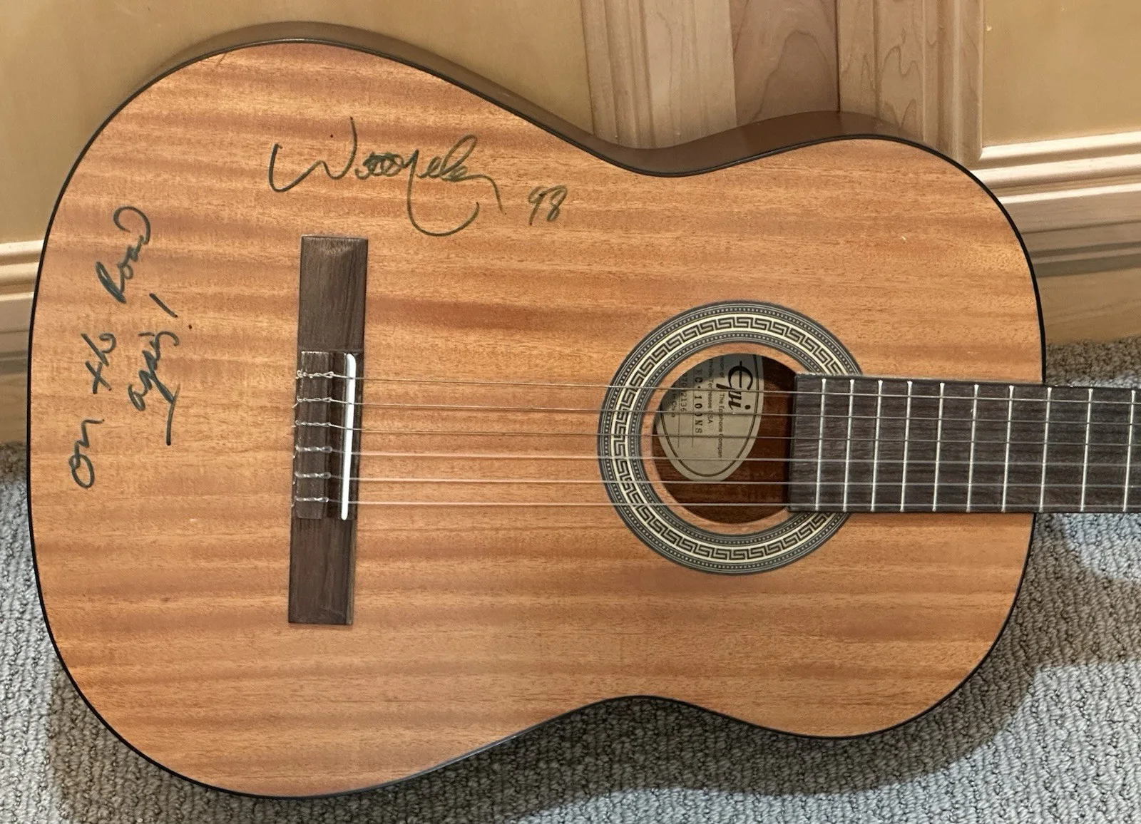 WILLIE NELSON Signed Epiphone Acoustic Guitar w/ Signature Handkerchief JSA COA, изображение 3