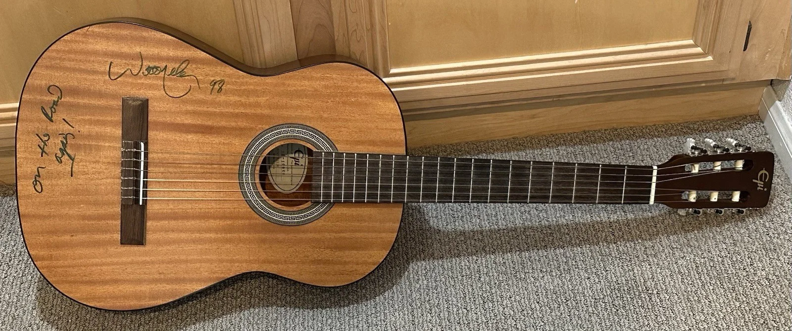 WILLIE NELSON Signed Epiphone Acoustic Guitar w/ Signature Handkerchief JSA COA, изображение 4