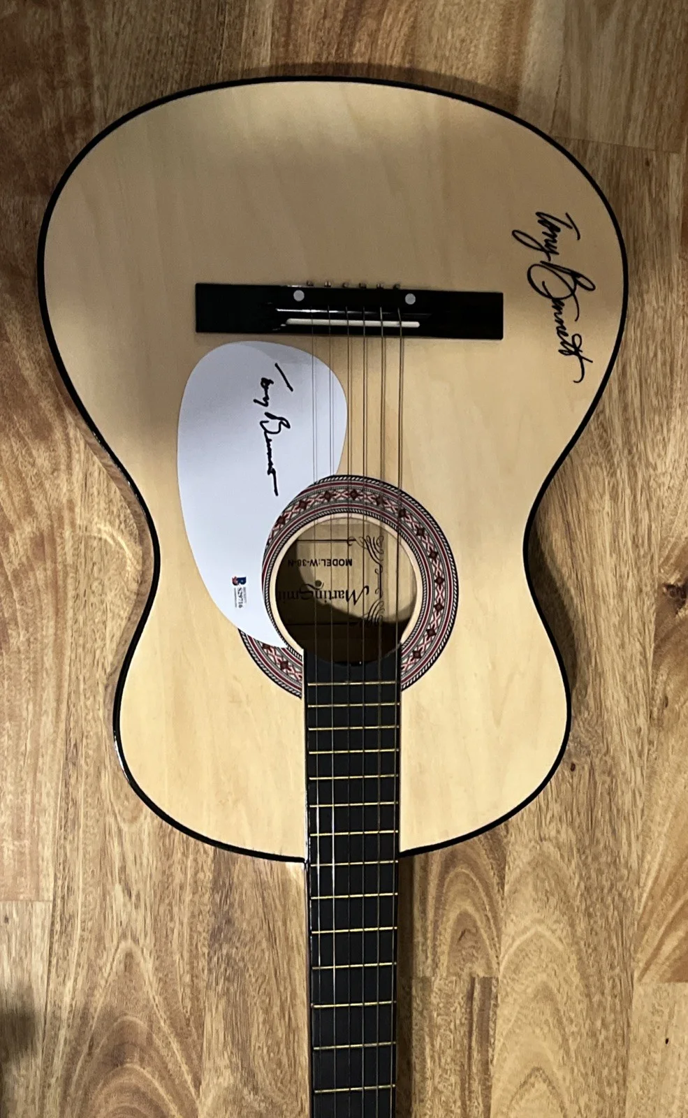 Tony Bennett — TONY BENNETT SIGNED AUTOGRAPH FULL SIZE ACOUSTIC GUITAR - RARE! BAS BECKETT