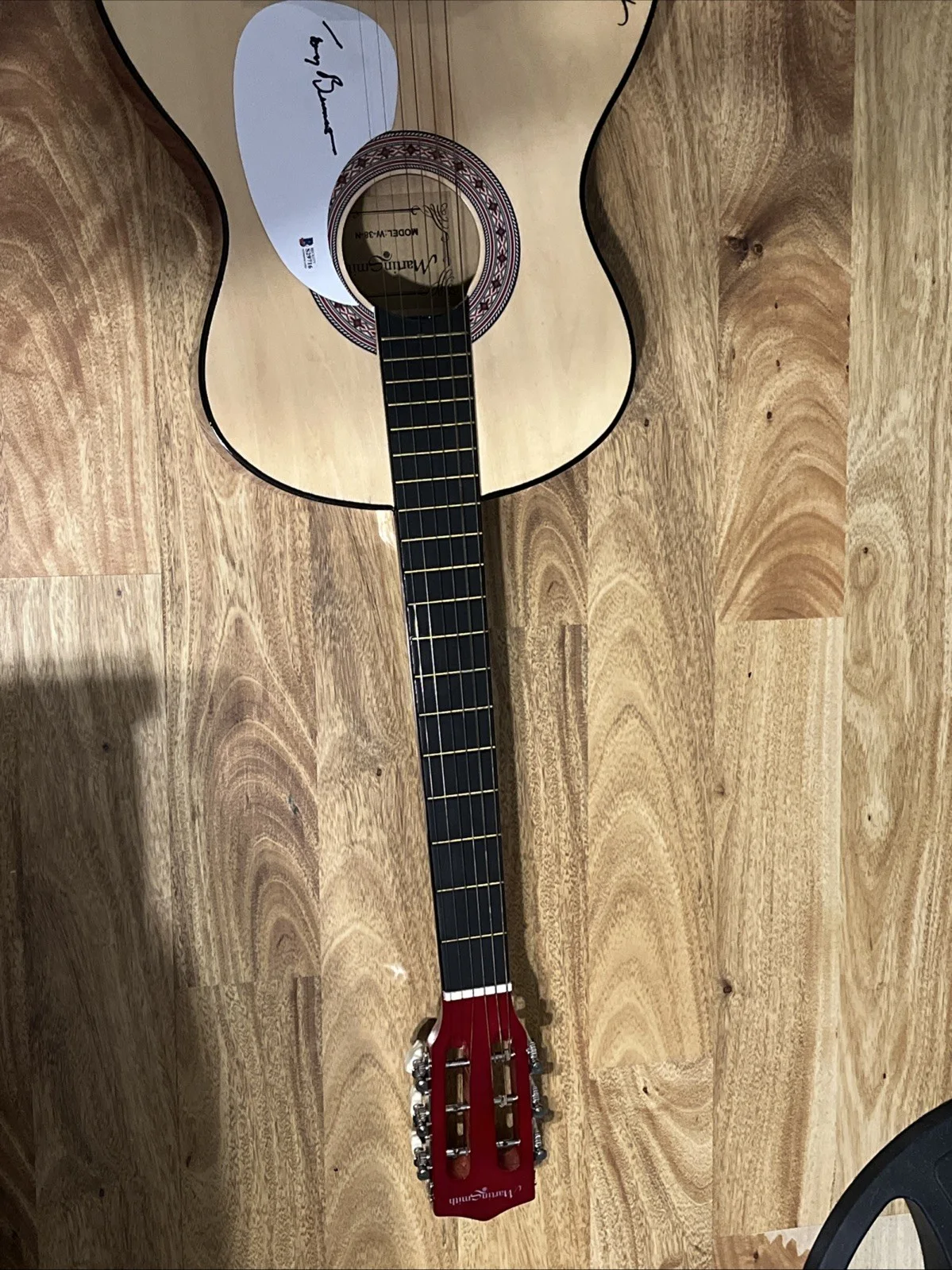 Tony Bennett — TONY BENNETT SIGNED AUTOGRAPH FULL SIZE ACOUSTIC GUITAR - RARE! BAS BECKETT, изображение 2