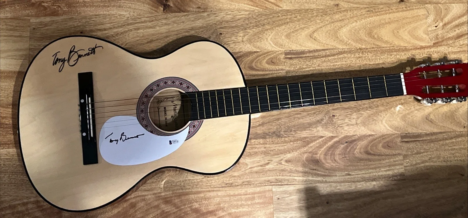 Tony Bennett — TONY BENNETT SIGNED AUTOGRAPH FULL SIZE ACOUSTIC GUITAR - RARE! BAS BECKETT, изображение 3