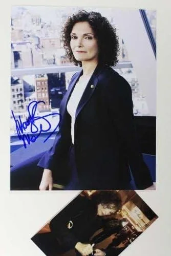 Mary Elizabeth Mastrantonio — Mary Elizabeth Mastrantonio Signed Autographed Color Glossy 8x10 Photo