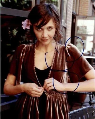 Maggie Gyllenhaal — Maggie Gyllenhaal Signed Autographed Color Glossy 8x10 Photo