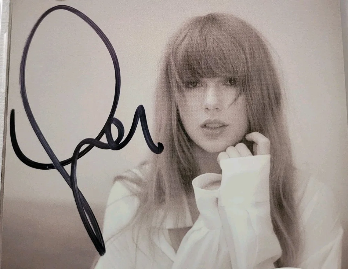 Taylor Swift Signed The Tortured Poets Department CD + Hand Signed Photo Insert, изображение 3
