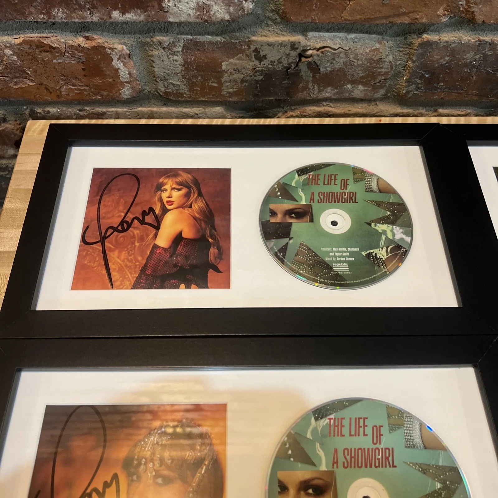TAYLOR SWIFT SIGNED & FRAMED THE LIFE OF A SHOWGIRL #1-4 CD AUTOGRAPHED, изображение 2
