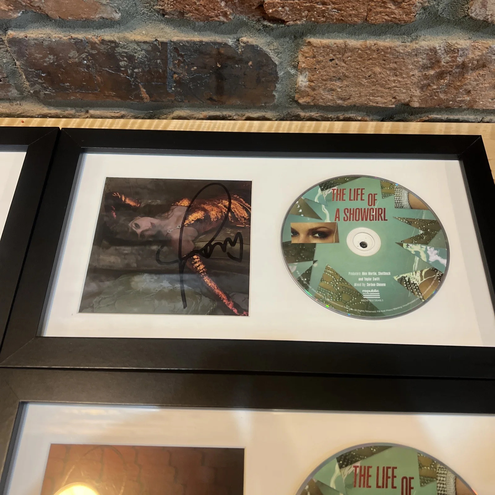 TAYLOR SWIFT SIGNED & FRAMED THE LIFE OF A SHOWGIRL #1-4 CD AUTOGRAPHED, изображение 3
