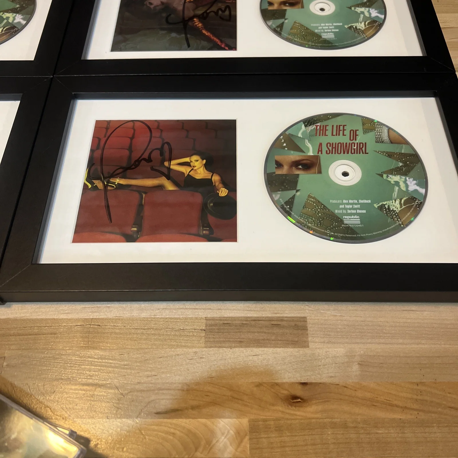 TAYLOR SWIFT SIGNED & FRAMED THE LIFE OF A SHOWGIRL #1-4 CD AUTOGRAPHED, изображение 4