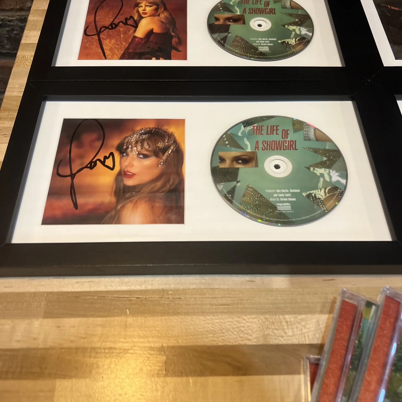 TAYLOR SWIFT SIGNED & FRAMED THE LIFE OF A SHOWGIRL #1-4 CD AUTOGRAPHED, изображение 5