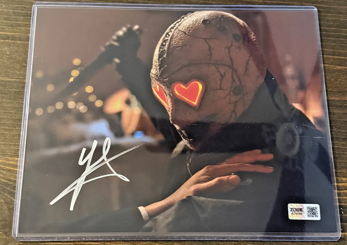 Yoson An — HEART EYES AUTHENTICATED AUTOGRAPH - Yoson An (David/Killer) 8 x 10 Photo + Case, изображение 2