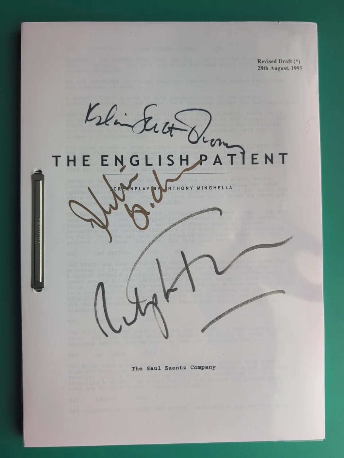 Ralph Fiennes, Kristin Scott Thomas, Juliette Binoche — RALPH FIENNES KRISTIN THOMAS & BINOCHE SIGNED MOVIE SCRIPT THE ENGLISH PATIENT
