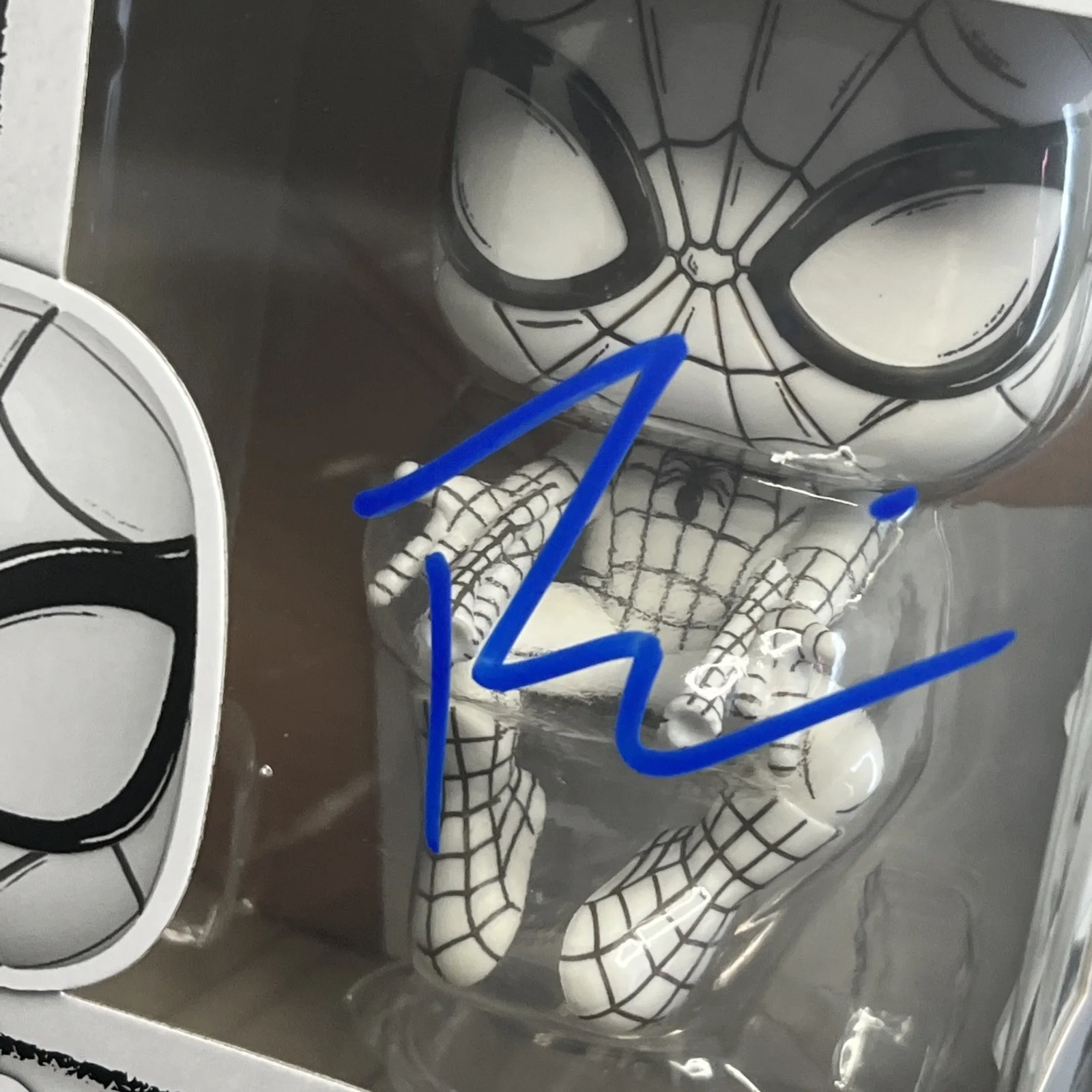 Tobey Maguire — Tobey Maguire signed Friendly Neighborhood Spider-Man Funko Pop #1574 COA, изображение 2