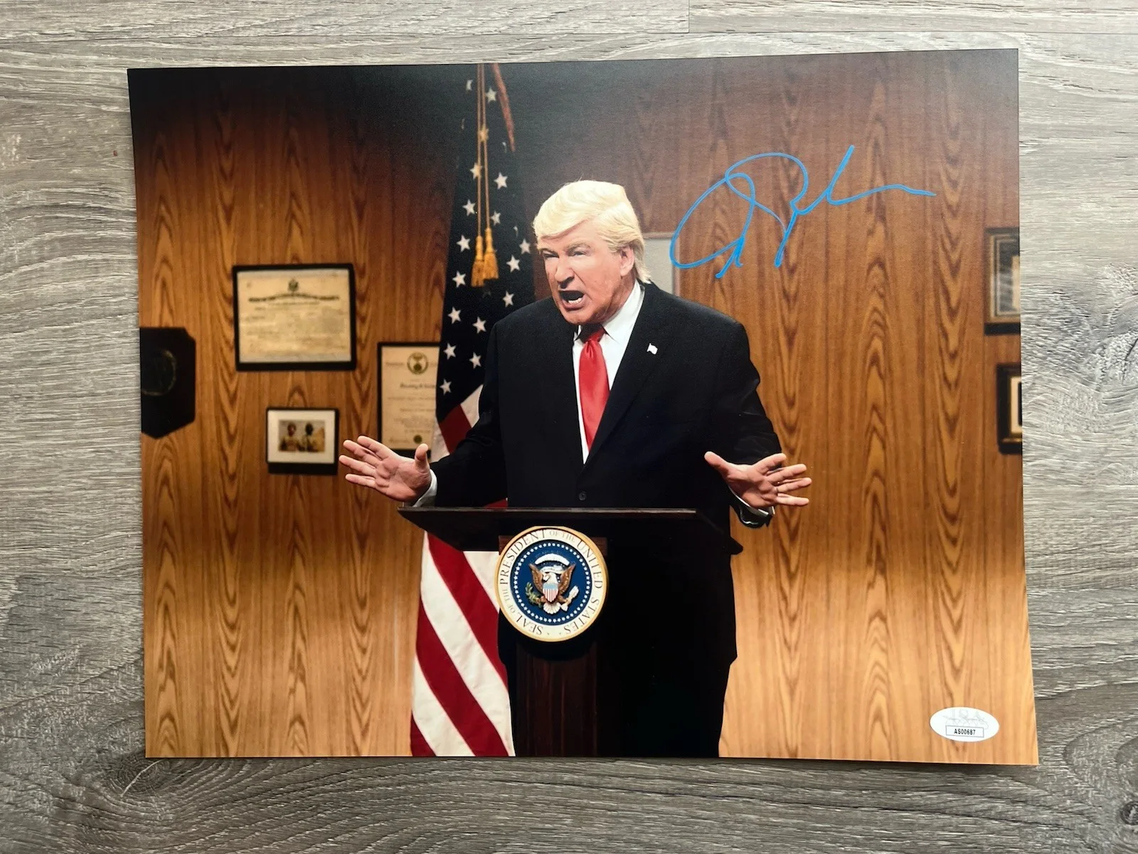 Alec Baldwin — Alec Baldwin Signed SNL Trump 11x14 Photo JSA COA Saturday Night Live, изображение 2