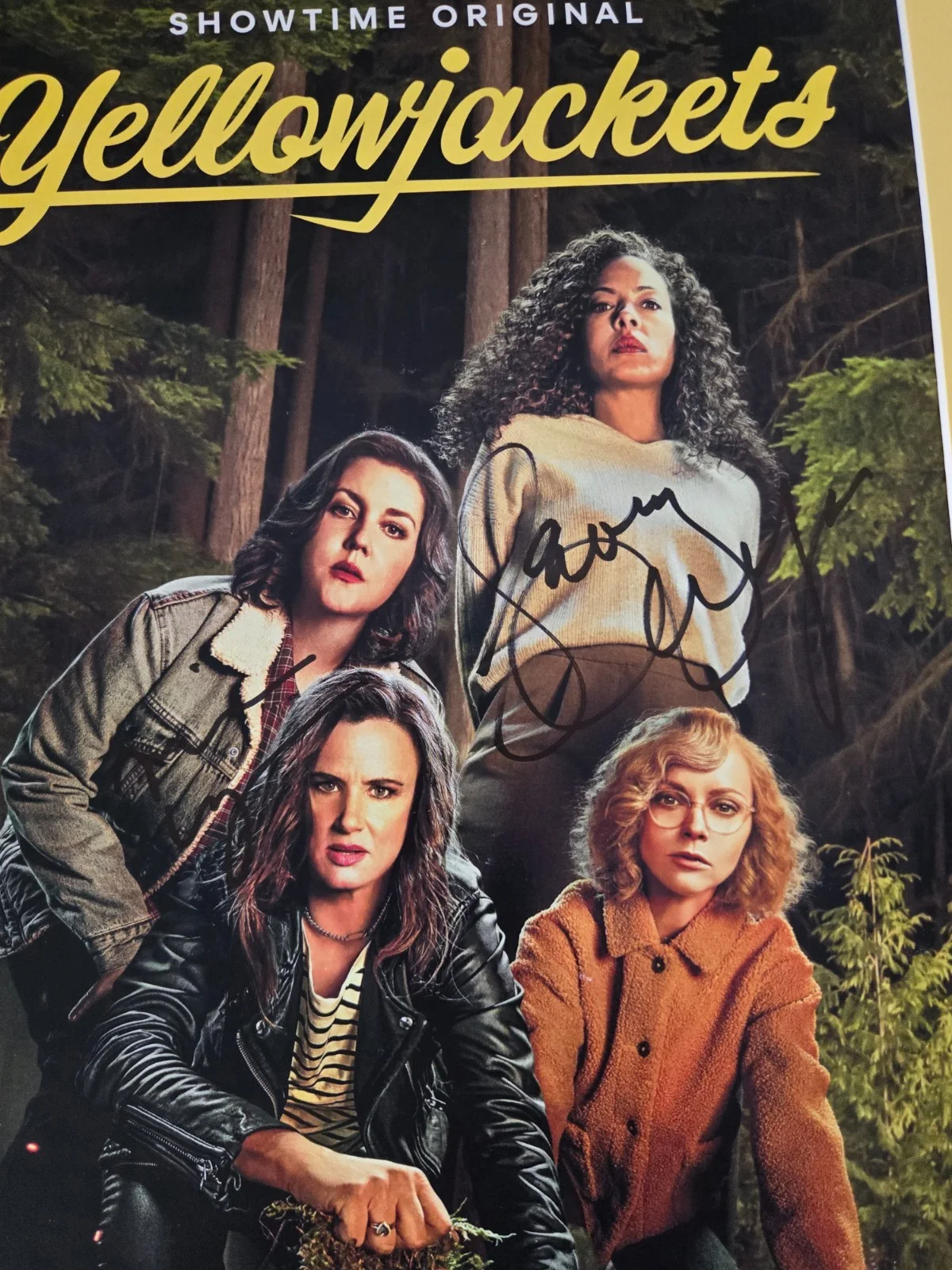 Yellowjackets Cast Signed Poster Framed 16x20 ACOA Melanie Lynskey Tawny Cypress, изображение 2