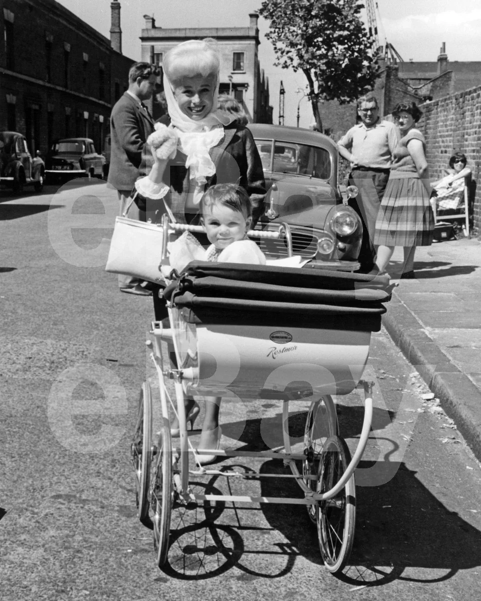 Sparrows Can't Sing (1963) Barbara Windsor, James Booth 16x12 Photo Poster Print, image 4