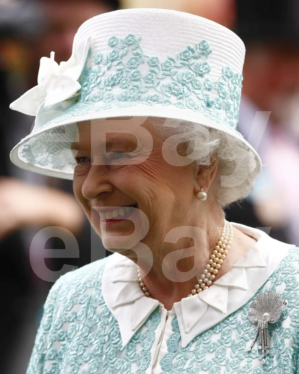 Queen Elizabeth II 16x12 Photo Poster Print, image 4