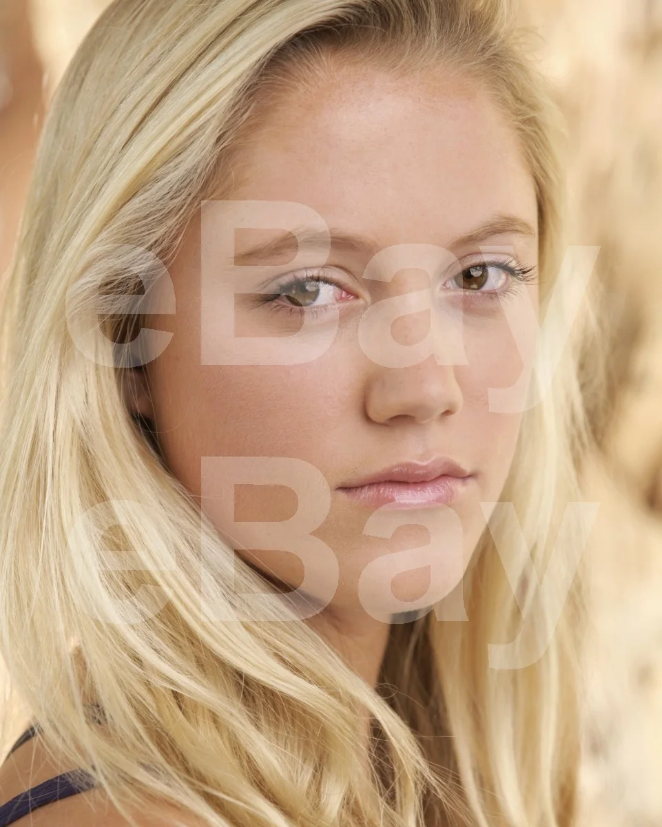 Maika Monroe 16x12 Photo Poster Print, image 4