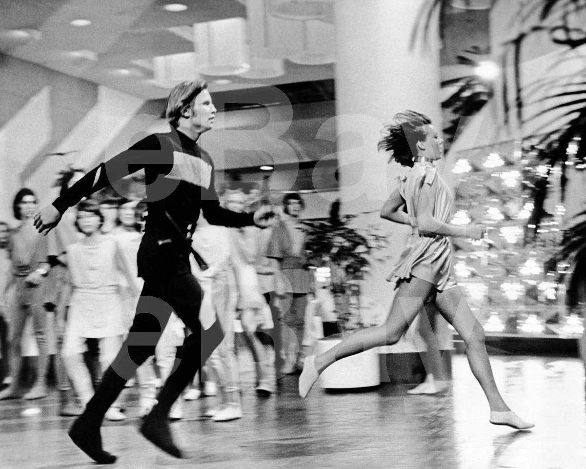 Logan's Run (1976) Jenny Agutter, Michael York 16x12 Photo Poster Print, изображение 4