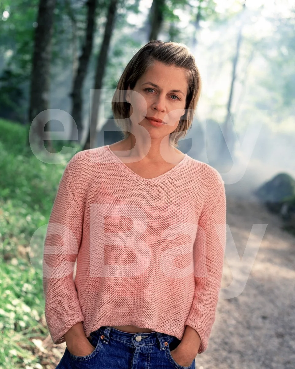 Linda Hamilton 16x12 Photo Poster Print, изображение 4