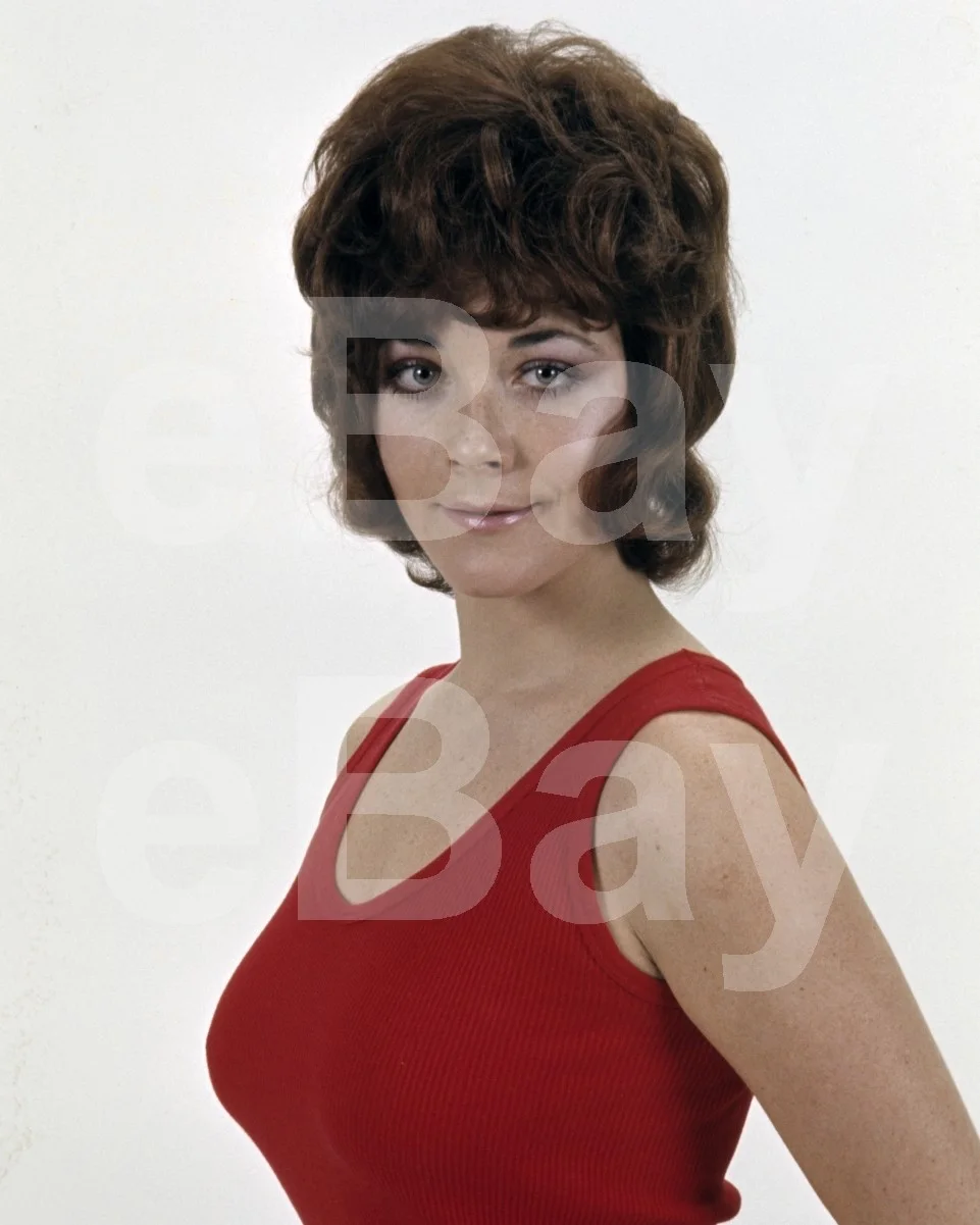 Linda Thorson 16x12 Photo Poster Print, изображение 4