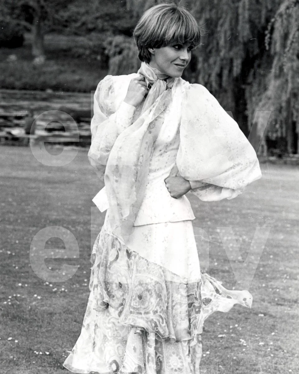 Joanna Lumley 16x12 Photo Poster Print, изображение 4