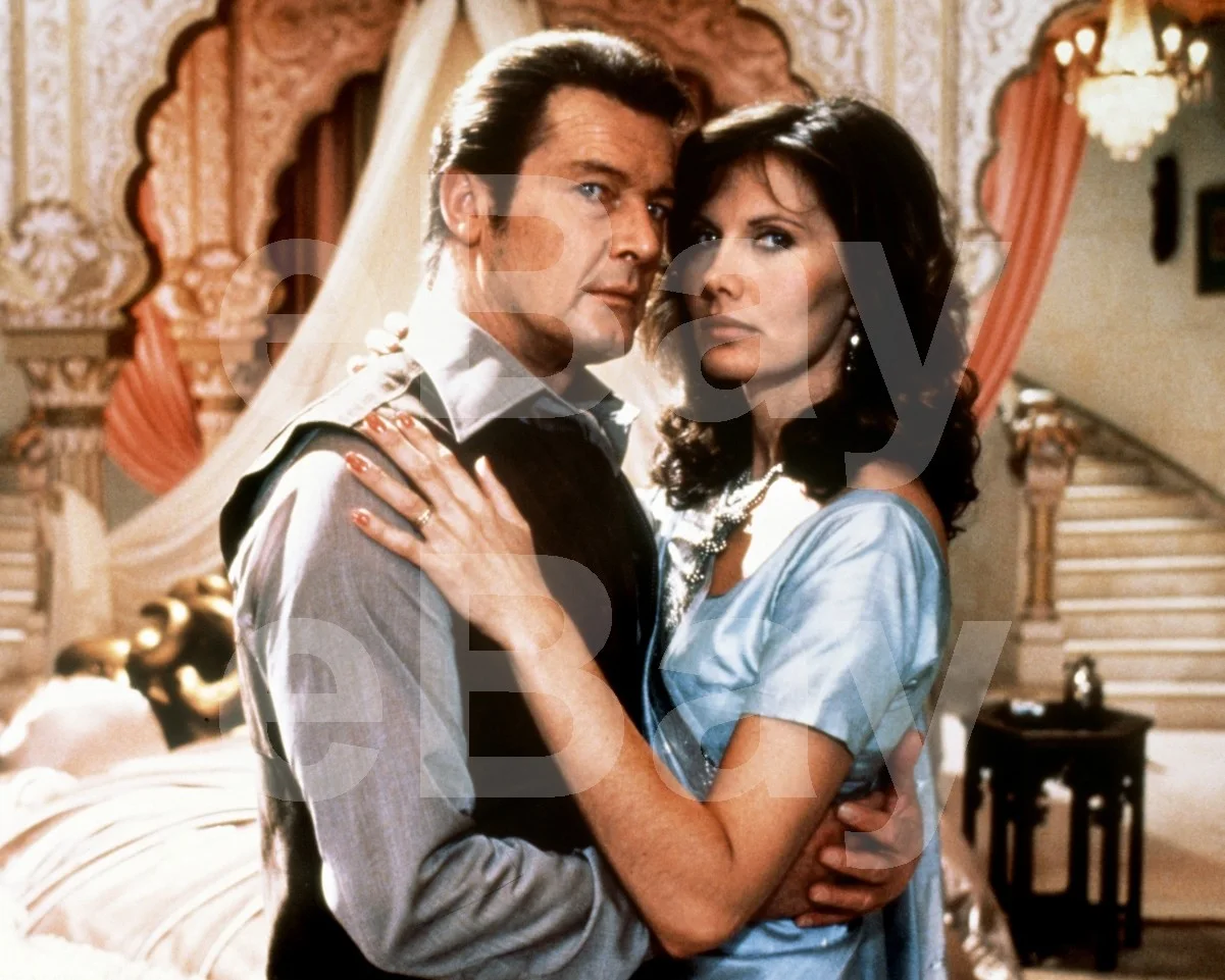 Octopussy - James Bond (1983) Roger Moore, Maud Adams 16x12 Photo Poster Print, изображение 4