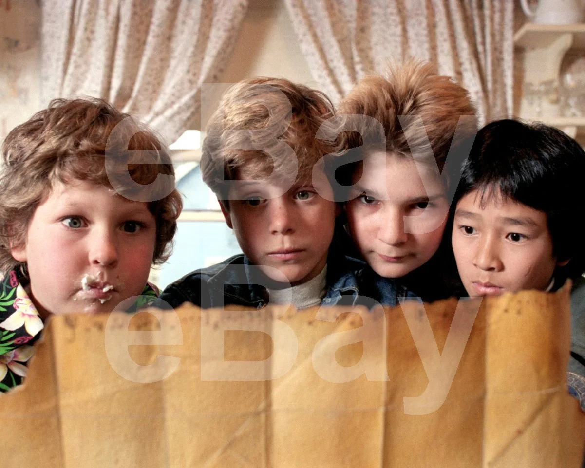 The Goonies (1985) Corey Feldman, Sean Astin, Jeff Cohen 16x12 Photo Poster, изображение 4