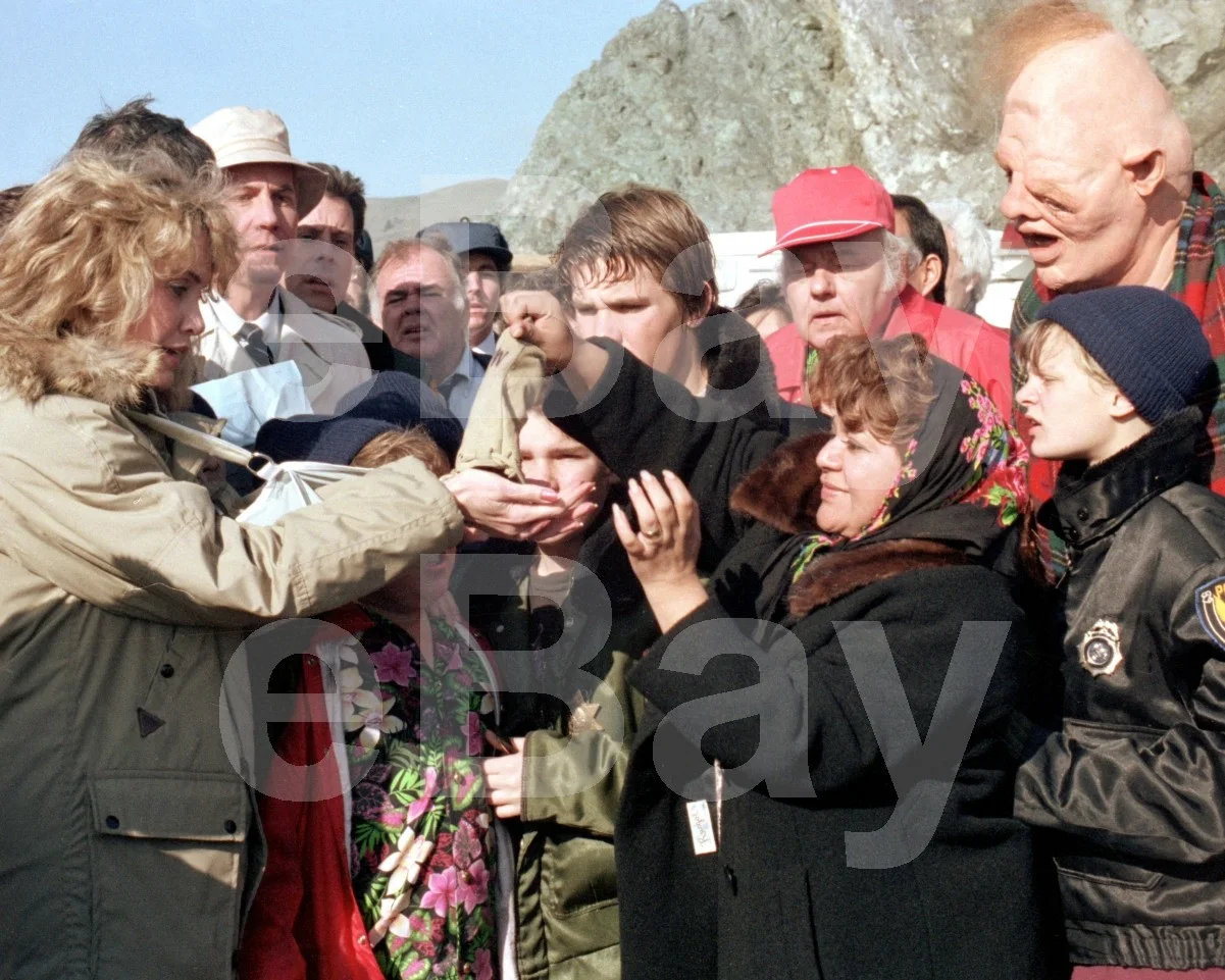 The Goonies (1985) Mary Ellen Trainor, Lupe Ontiveros, John Matuszak 16x12 Photo, изображение 4