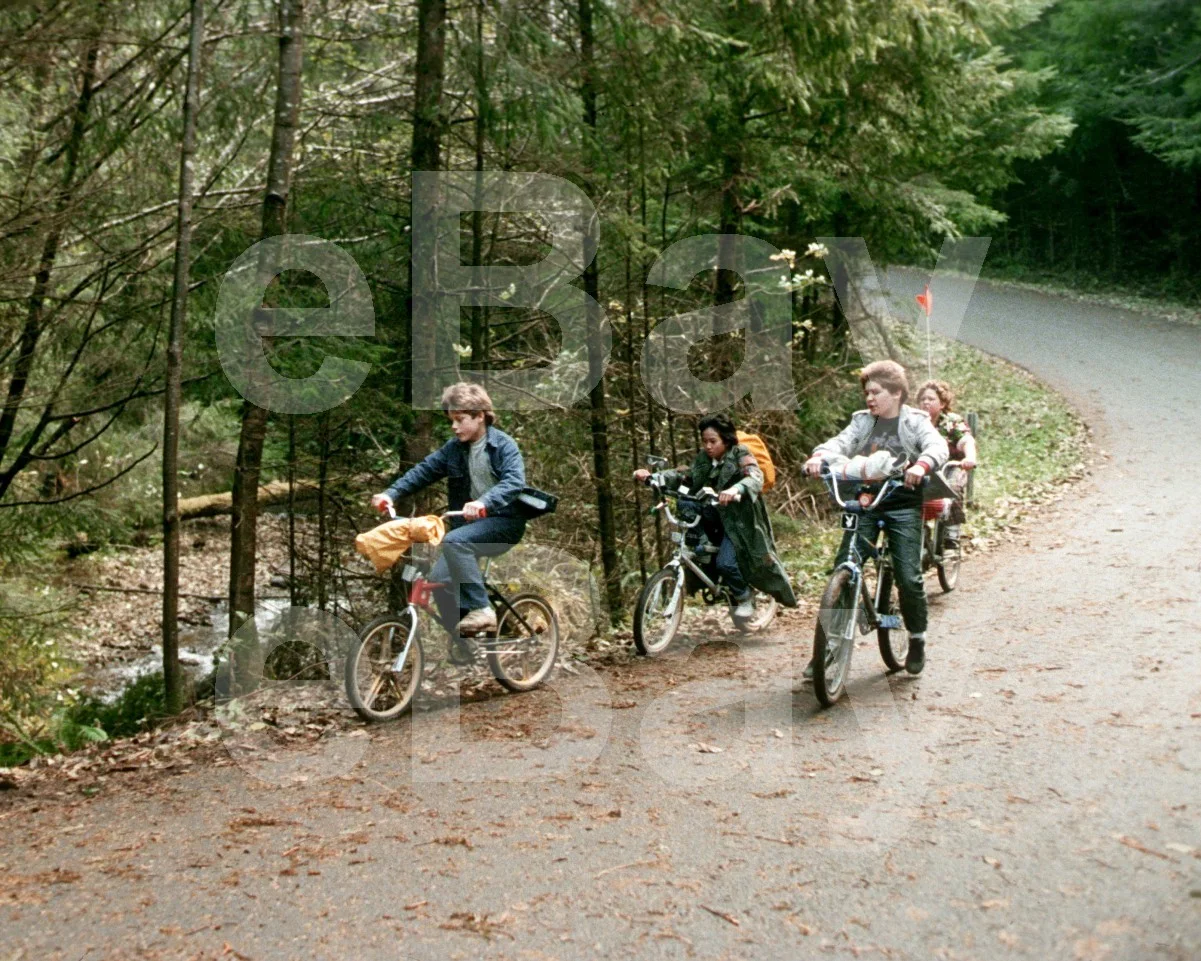 The Goonies (1985) Sean Astin Ke Huy Quan Corey Feldman Jeff Cohen 16x12 Photo, изображение 4