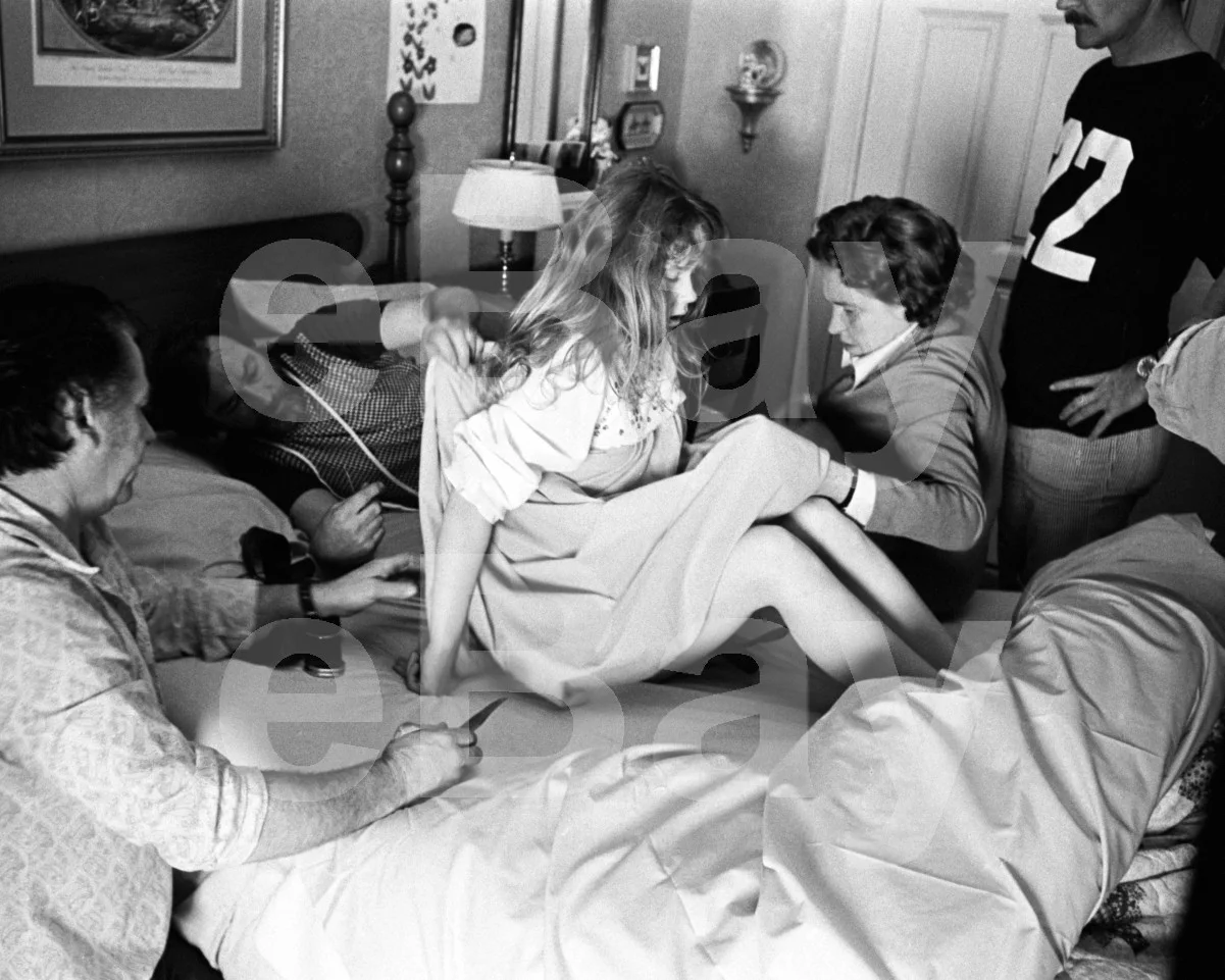 The Exorcist (1973) Linda Blair "Behind the Scenes" 16x12 Photo Poster Print, изображение 4