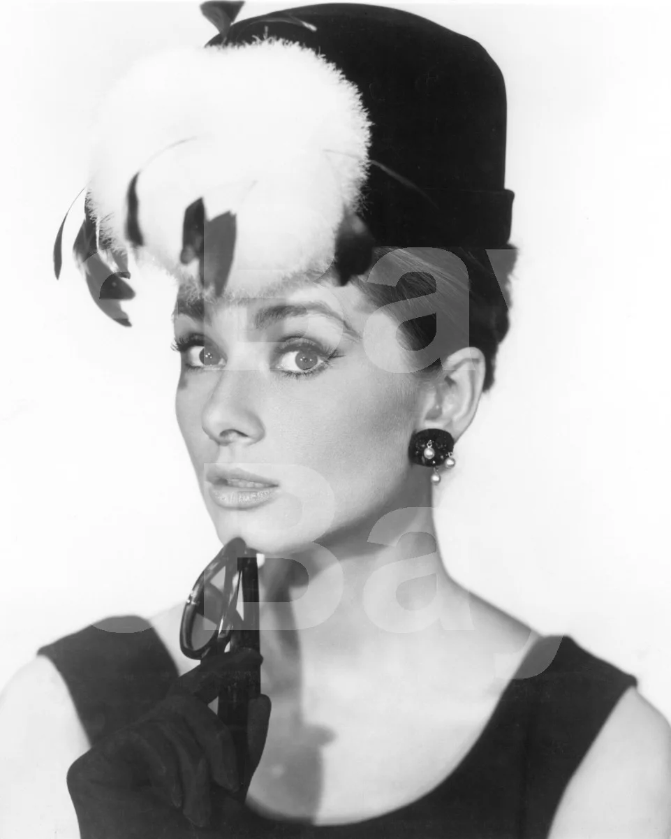 Breakfast at Tiffany's (1961) Audrey Hepburn 16x12 Photo Poster Print, изображение 4