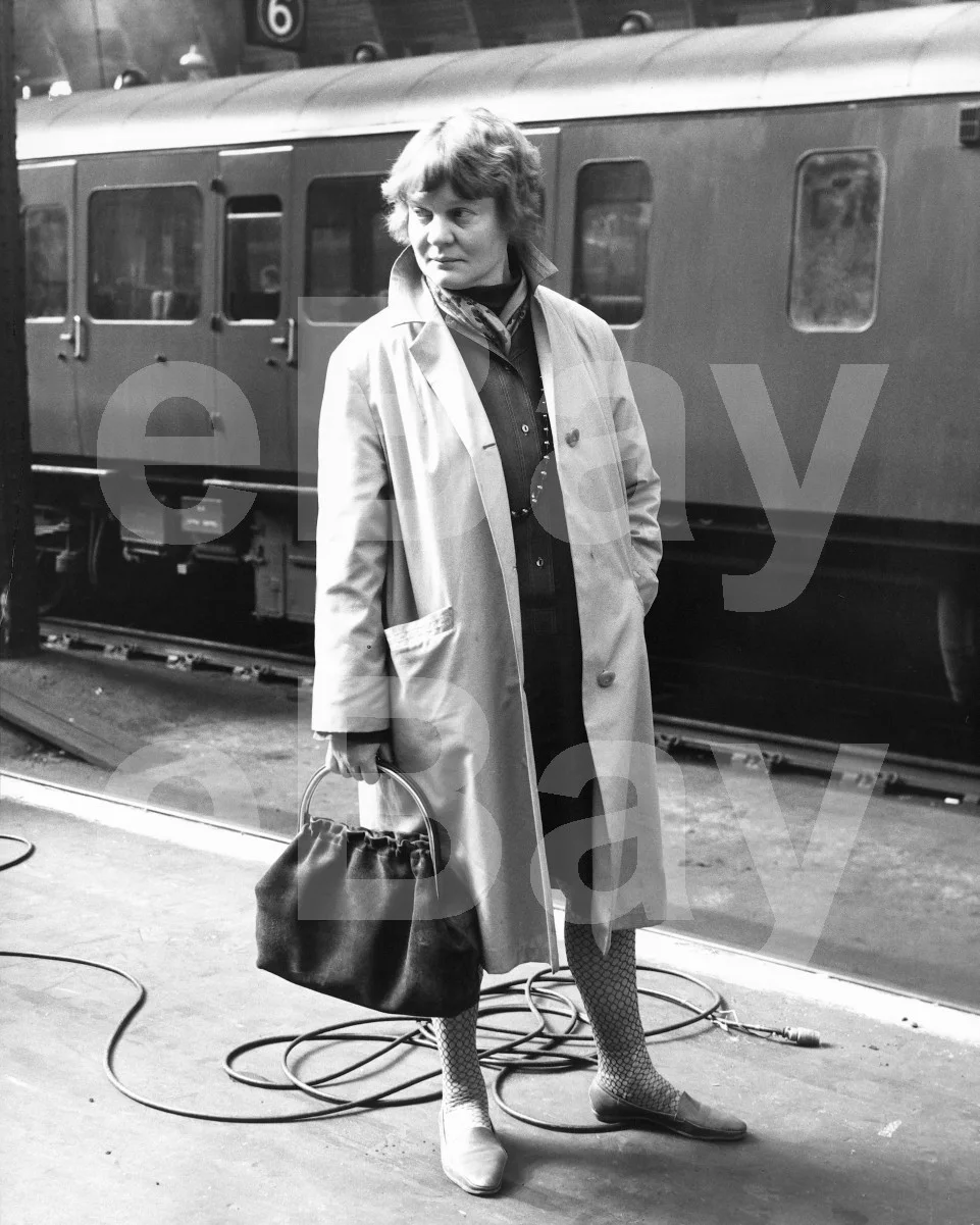 A Severed Head (1970) Iris Murdoch (Author) 16x12 Photo Poster Print, image 4