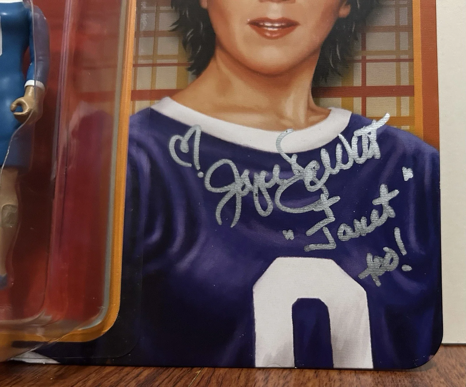 Joyce Dewitt — JOYCE DEWITT SIGNED JANET WOOD ACTION FIGURE THREE’S COMPANY 1/18/26 +PHOTO WOW, изображение 3