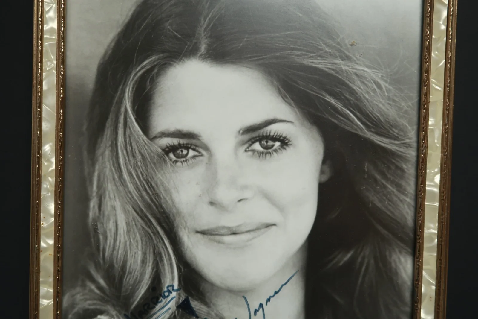 *Signed* Autograph Actress Lindsey Wagner Photo 10" x 8" with Gold & Pearl Frame, image 3