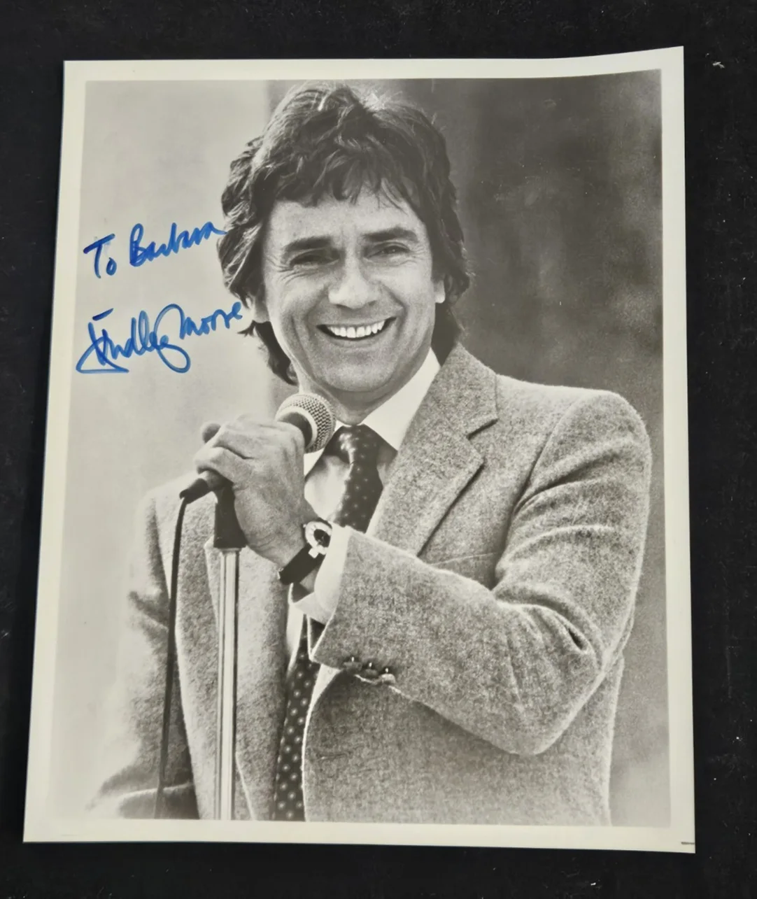DUDLEY MOORE — DUDLEY MOORE AUTOGRAPH PHOTOGRAPH HAND SIGNED RARE VINTAGE 8X10 MOVIE STAR HOLL