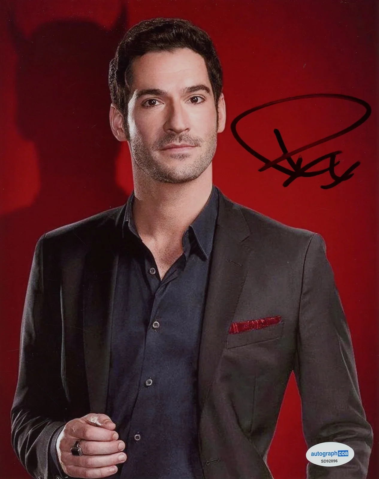Tom Ellis — Tom Ellis signed "LUCIFER" 8x10 Photo EXACT PROOF e CIA Auto SEXY Hot ACOA COA, изображение 4