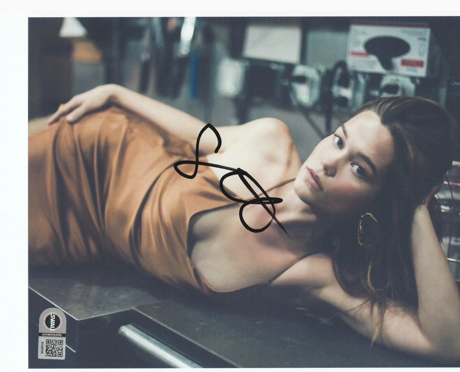 Sarah Catherine Hook — Sarah Catherine Hook The White Lotus Authentic Signe 8x10 Photo SWAU COA CERT