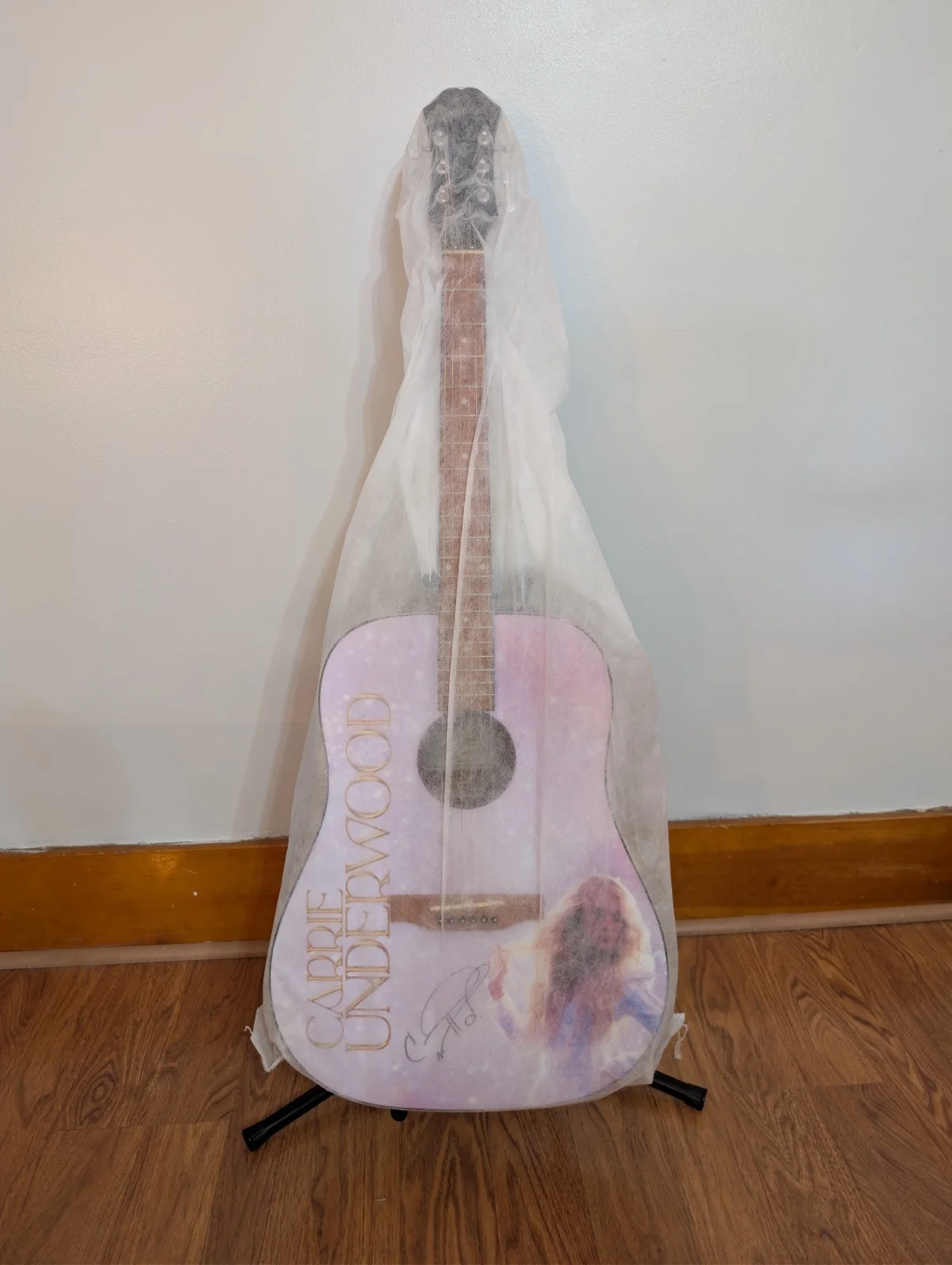Carrie Underwood — Carrie Underwood SIGNED Pink Guitar Resorts World Residency Las Vegas - WITH COA, изображение 4