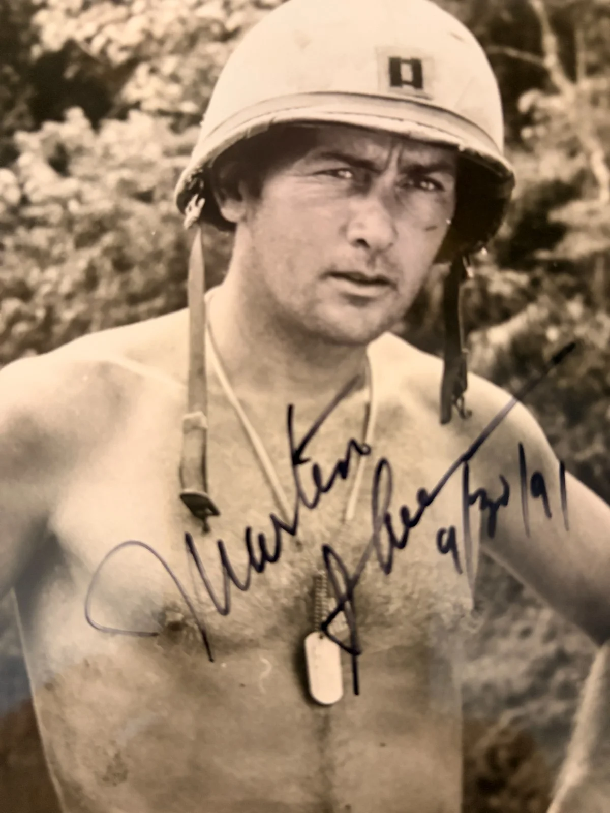 Martin Sheen — MARTIN SHEEN Signed 8x10 APOCALYPSE NOW•CAPT WILLARD•Todd Mueller Autographs COA, image 2