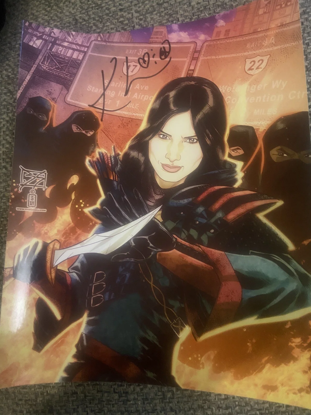 Katrina Law — KATRINA LAW Hand Signed ARROW 8x10 Photo Nyssa al Ghul LoA outfit COA, изображение 4