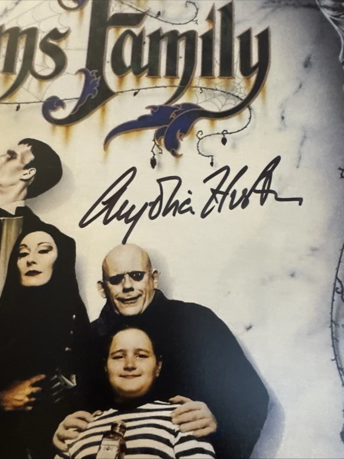 Anjelica Huston — Anjelica Huston The Addams Family 11x17 Signed Photo Poster OCCM, изображение 2