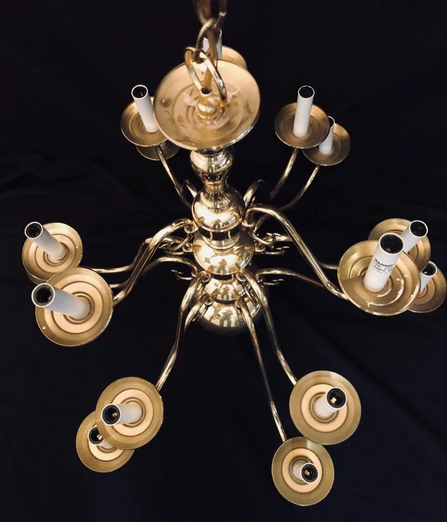 BEAUTIFUL BRASS HANGING CHANDLER w/15 LIGHTS WILL LOOK GREAT IN YOUR HOME, image 3