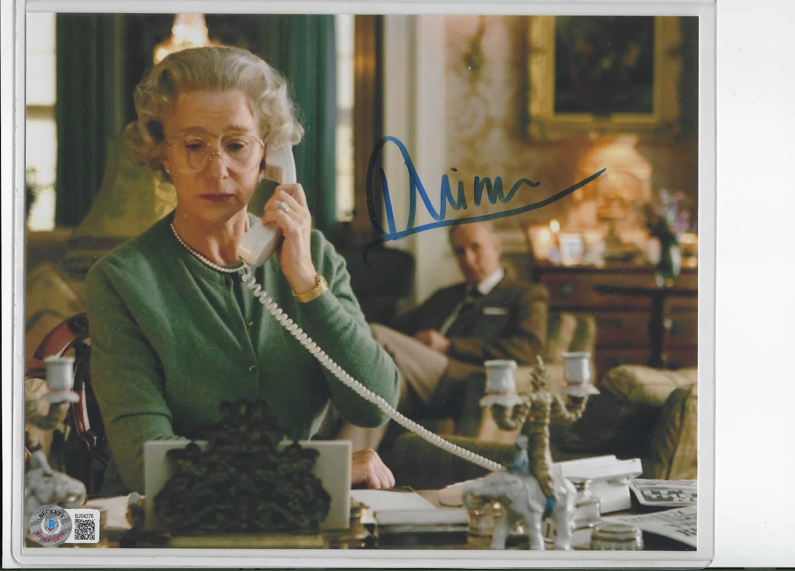 Helen Mirren — Helen Mirren Autographed 8x10 Color Photo...Beckett Authenticated!