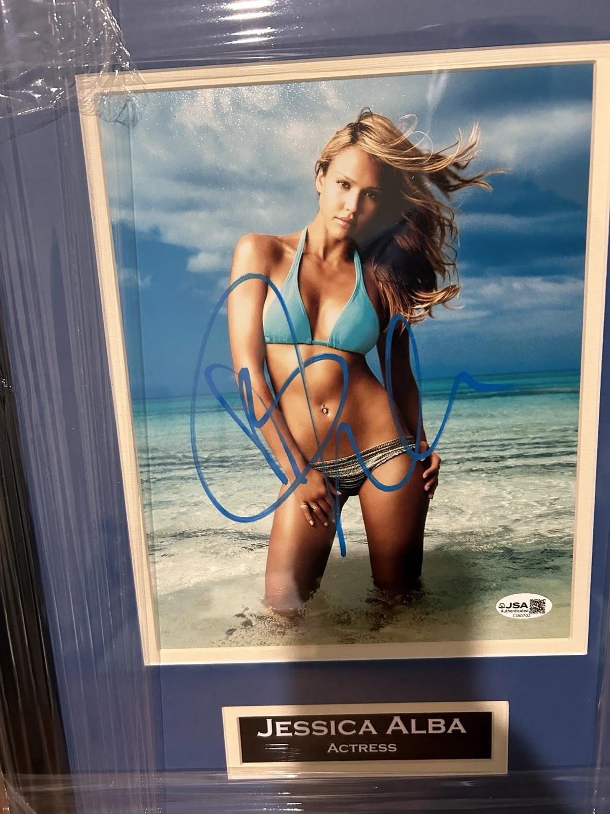 Jessica Alba — Jessica Alba Signed 8x10 “Into the Blue” JSA Framed To Approx 11x14, изображение 2